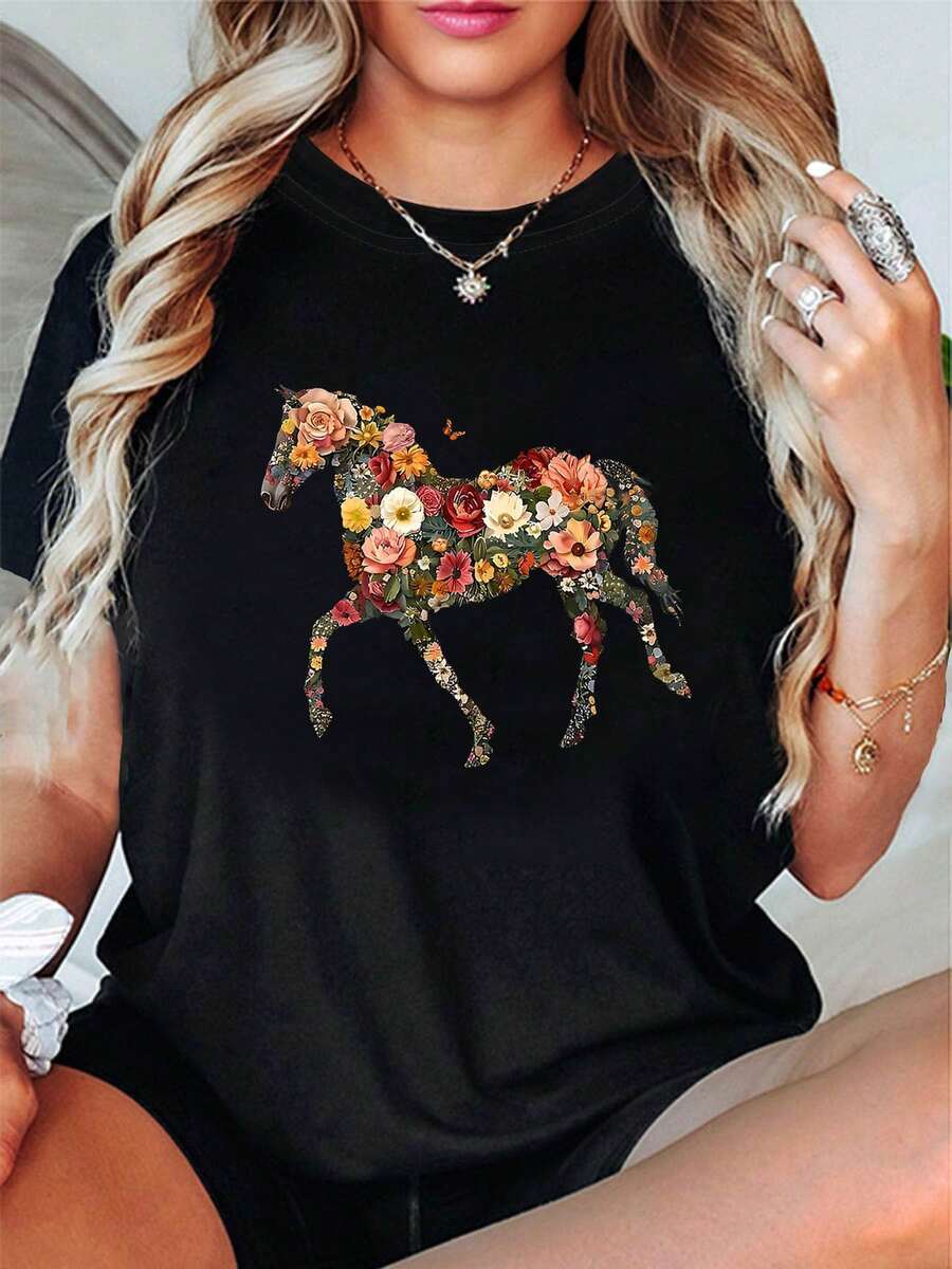 Simple And Versatile Design: The Soft Touch Of Nature. The Silhouette Of A Seahorse Composed Of Colorful Flowers, Adorned With Butterfly Motifs, Is Printed On A Modern And Casual Women's Crew Neck Cotton T-Shirt, Ideal For Spring And Summer. - 黑色 - 查看 1