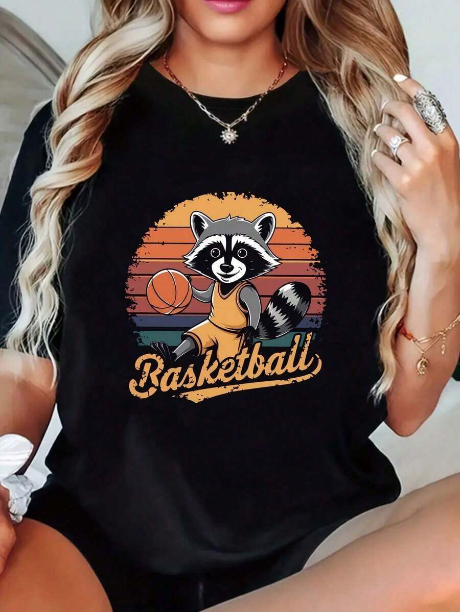 Plus Size - Women's Graphic Basketball T-Shirt - Raccoon Player Design With Basketball Hoop - Soft Crew Neck Fan T-Shirt, Casual Everyday And Game Day Wear - Lightweight Women's T-Shirt, Basketball Apparel, Fan Apparel, Fun Design T-Shirt, Comfortable Fit T-Shirt, Durable Print Quality, Summer T-Shirt, Breathable Material, Short Sleeve T-Shirt, Women's - 黑色 - 查看 1