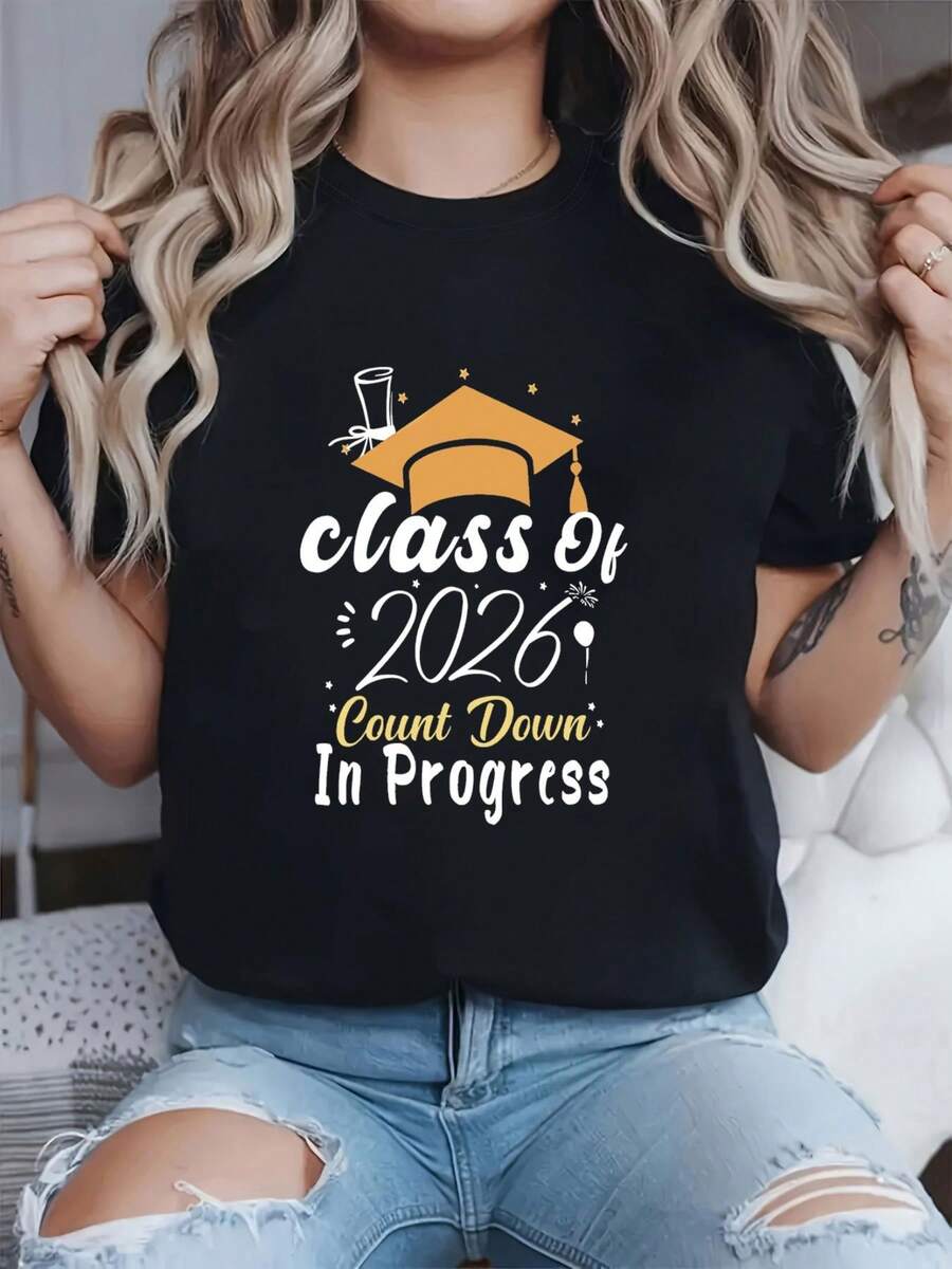 Countdown To Graduation Season 2026: Women's Short Sleeve Crew Neck T-Shirt With Class Of 2026 Print For Spring And Summer. Casual Women's Printed Short Sleeve Crew Neck T-Shirt, Local Urban Fashion For Spring/Summer. - 黑色 - 查看 1