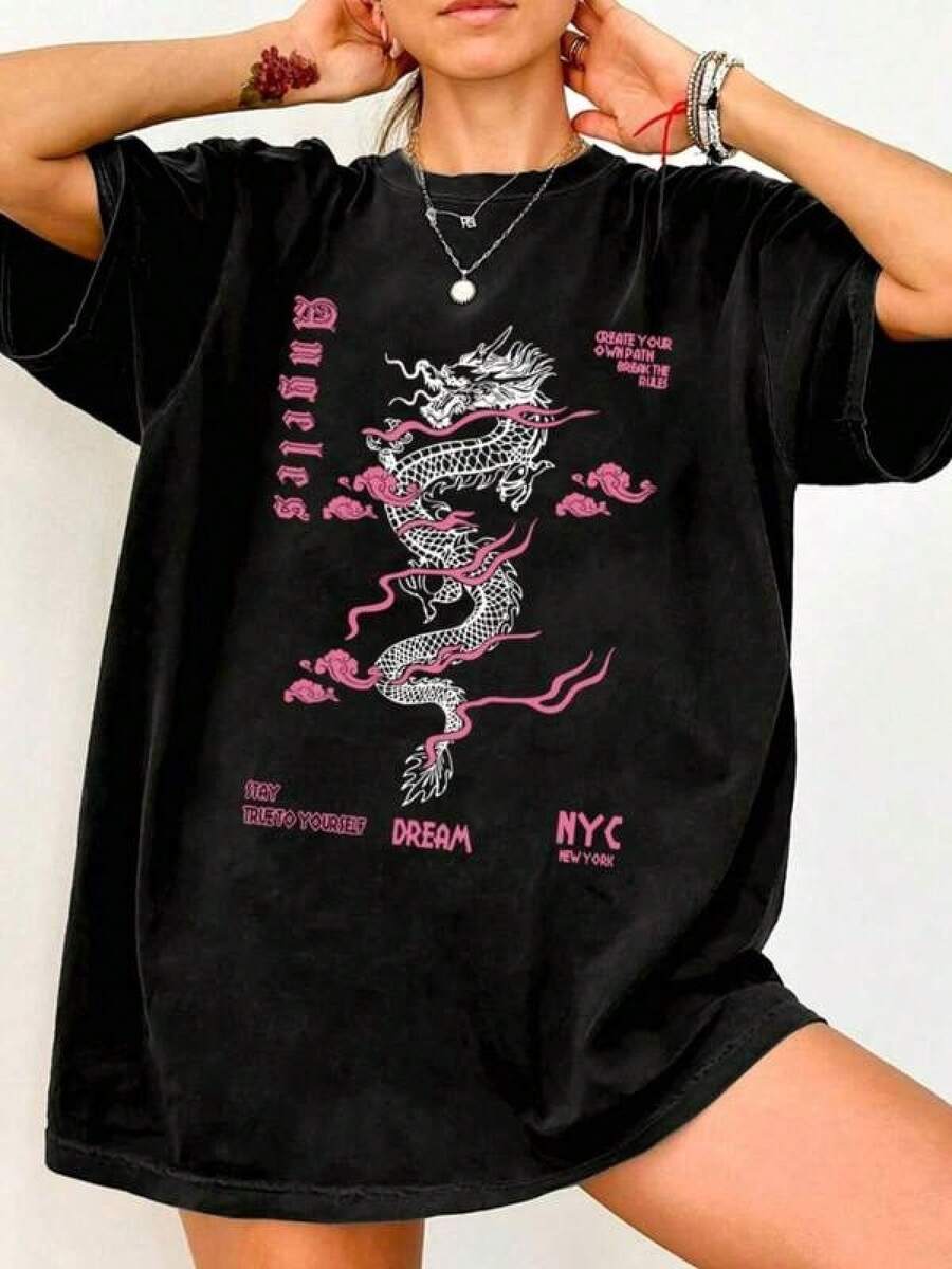 1 Pieza Camiseta Unisex Holgada 180g 100% Algodón Puro, T-shirt única con diseño de dragón estilo y2k en color negro perfecta para hombres y mujeres combina comodidad y moda urbana ideal para lucir en cualquier ocasión complementa tu look con esta pieza exclusiva que destaca tu personalidad y estilo en cada paso Cómoda y versátil para escuela, trabajo, salidas y eventos casuales - Negro - Ver 1