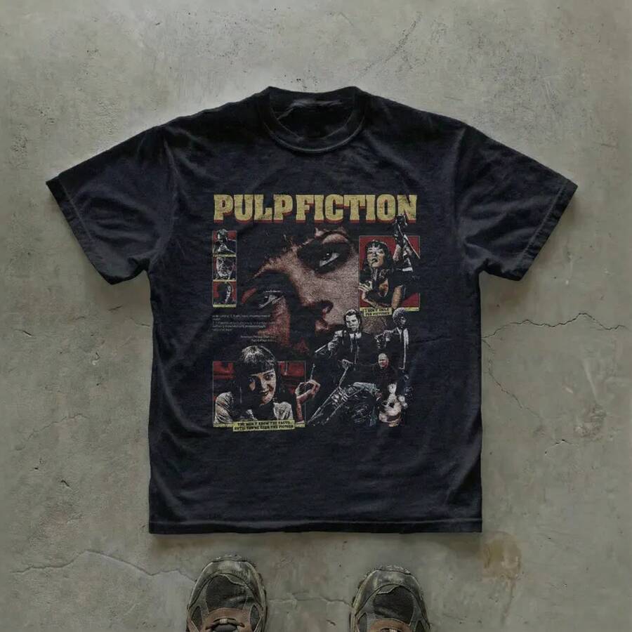 Vintage Pulp Fiction Graphic Tee, Retro Film Poster Collage, Unisex T-Shirt, Cult 90s Cinema, Movie T-Shirt, Quentin Tarantino - 黑色 - 查看 1