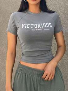 Camiseta de manga corta de verano para mujer, de corte slim, con diseño de manga raglán y estampado de letras, camisetas gráficas de corte crop para mujer - Gris - Ver 6