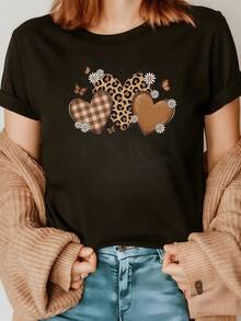 Tres corazones entrelazados muestran amor naturaleza y libertad con estampado de leopardo cuadros y tonos cálidos acompañados de mariposas y flores que evocan ternura y energía positiva camiseta de mujer moderna y casual ideal para cualquier ocasión - Negro - Ver 1