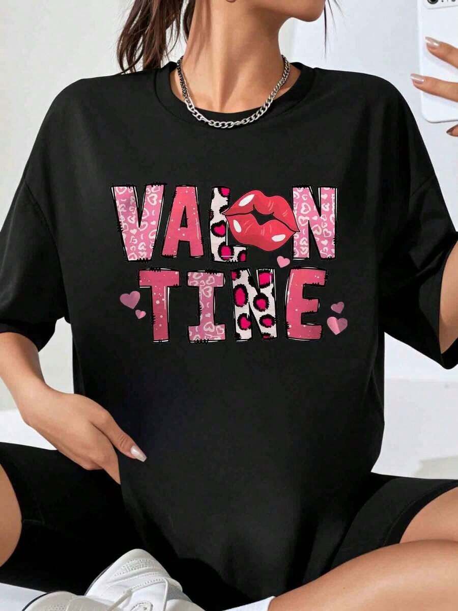 Camiseta Gráfica con Estampado de Labios y Leopardo Rosa para el Día de San Valentín para Mujer, Atuendo Casual para el Día de San Valentín, Top de Moda con Diseño de Corazones, Playera Holgada para Mujer - Negro - Ver 1