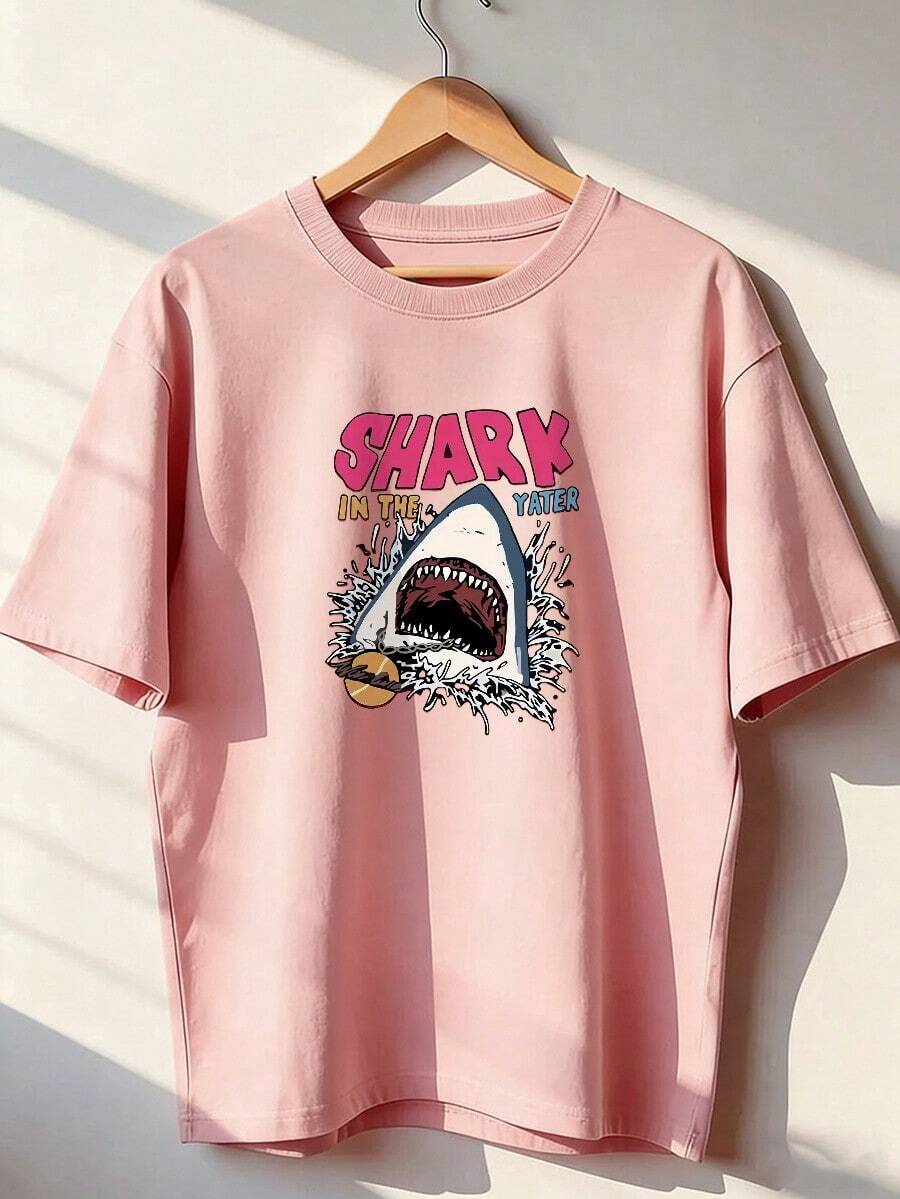 Shark T-Shirt With "Shark In The Water" Text. Short-Sleeved T-Shirt For Spring/Summer 2026, Made In Mexico, 180 Grams. Cartoon Print, Couple Design, Suitable For Indoor Or Outdoor Wear. Crew Neck, Unisex, Ideal For The Office And Leisure. One-Pack. - PK-P631577SLNDXZGY624 - 查看 1