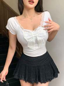 Camiseta de manga corta con contraste de encaje y lazo para mujer, tops lindos para salir, tops para el Día de San Valentín - Blanco - Ver 4