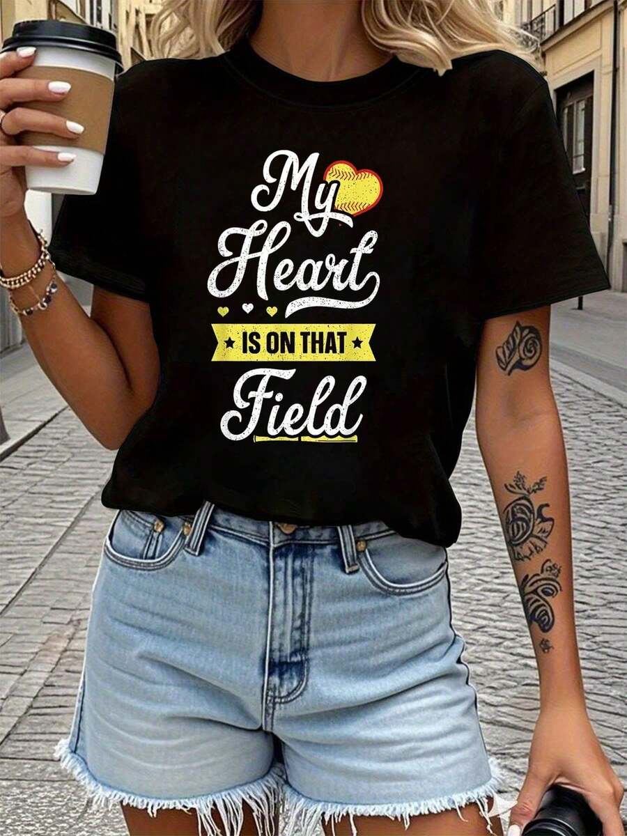 Women's T-Shirt With Letter Print "My Heart IS ON THAT Field", Short Sleeve, Round Neck, Casual Style For Summer And Spring, Women's Clothing, Casual Printed T-Shirt, Short Sleeve And Round Neck, Local Urban Fashion For Spring/Summer. - 黑色 - 查看 1