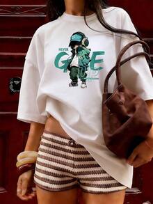 Anime-Style Character T-Shirt With "NEVER GIVE UP" Text.  Short-Sleeved T-Shirt For Spring And Summer 2026, Made In Mexico, 180 Grams. Cartoon Print, Couple Design, Suitable For Indoor Or Outdoor Wear. Crew Neck, Unisex, Ideal For The Office And Leisure. One-Pack. - WH-P631577SLNDXZGY597 - 查看 3