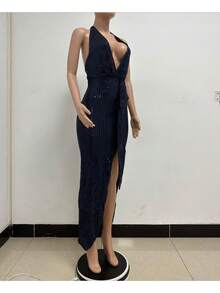 Vestido de mujer color verde esmeralda con lentejuelas, escote halter en V profundo, abertura lateral alta, diseño maxi elegante ideal para fiestas nocturnas, graduaciones y eventos formales de invierno, estilo glamoroso perfecto para celebraciones y cenas elegantes - Azul lavado oscuro - Ver 2