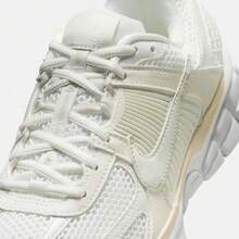 耐克女士 W NIKE ZOOM VOMERO 5 休闲运动鞋，低帮 IB8929-100 - 米色 - 查看 9