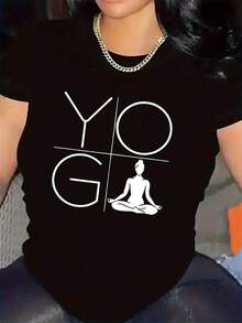 Suave, transpirable y ligera para comodidad durante todo el día. Camiseta de manga corta de poliéster para uso en estudios de yoga, con un diseño duradero y ligero, ajuste cómodo y un estampado gráfico elegante en la parte frontal. Cuello redondo clásico con un corte relajado que favorece todas las formas del cuerpo y es fácil de combinar con jeans, pantalones cortos y leggings. - Negro - Ver 3