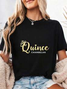 Quince Chambelan & Elegant Gold Crown, Women's Short-Sleeved T-Shirt With Elegant Text, Comfortable, Soft And Lightweight Fabric, Ideal Gift For Quinceañera Enthusiasts Or Lovers. 100% Cotton. - 黑色2 - 查看 7