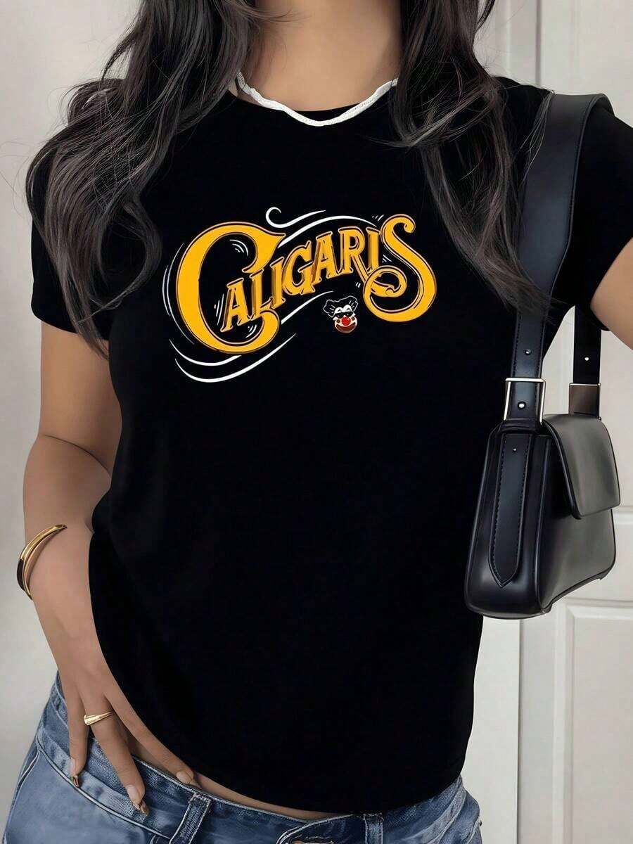 100% Cotton. Gold Lettering With A Small Clown Symbolizing Joy And Positive Energy Every Day. Women's T-Shirt, 100% Cotton, Casual, Modern, And Comfortable. Women's Simple Solid Color T-Shirt, Loose And Slim Fit, Casual Short Sleeve - 黑色 - 查看 1