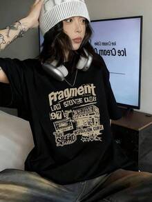 Camiseta única y estilizada con diseño gráfico de inspiración urbana y retro, ideal para los amantes del estilo y2k, perfecta para destacar en cualquier evento o cotidiano, cómoda y versátil, disponible en talla única, no te quedes sin la tuya. Cómoda y versátil para escuela, trabajo, salidas y eventos casuales - Negro - Ver 1