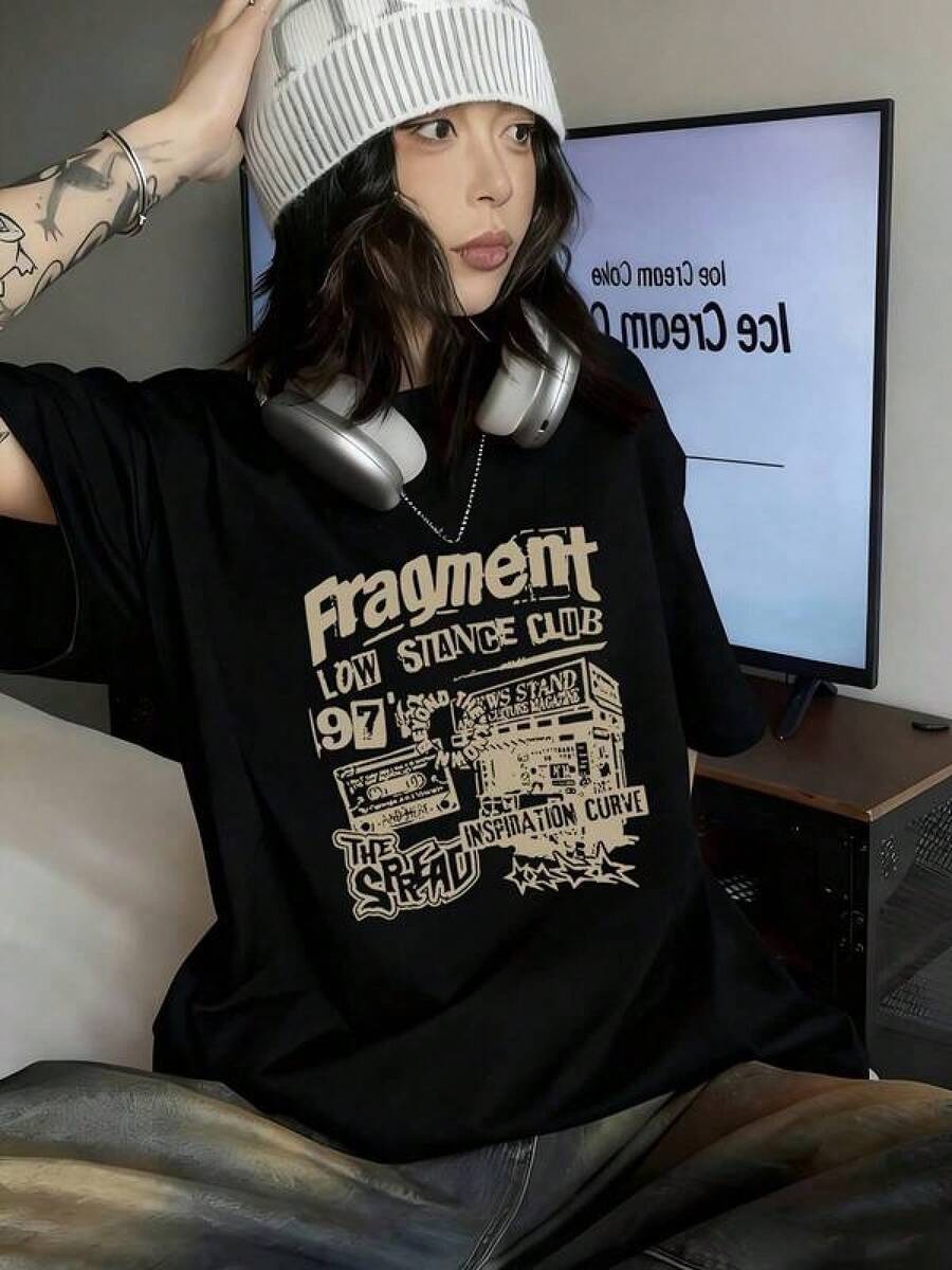 Camiseta única y estilizada con diseño gráfico de inspiración urbana y retro, ideal para los amantes del estilo y2k, perfecta para destacar en cualquier evento o cotidiano, cómoda y versátil, disponible en talla única, no te quedes sin la tuya. Cómoda y versátil para escuela, trabajo, salidas y eventos casuales - Negro - Ver 1
