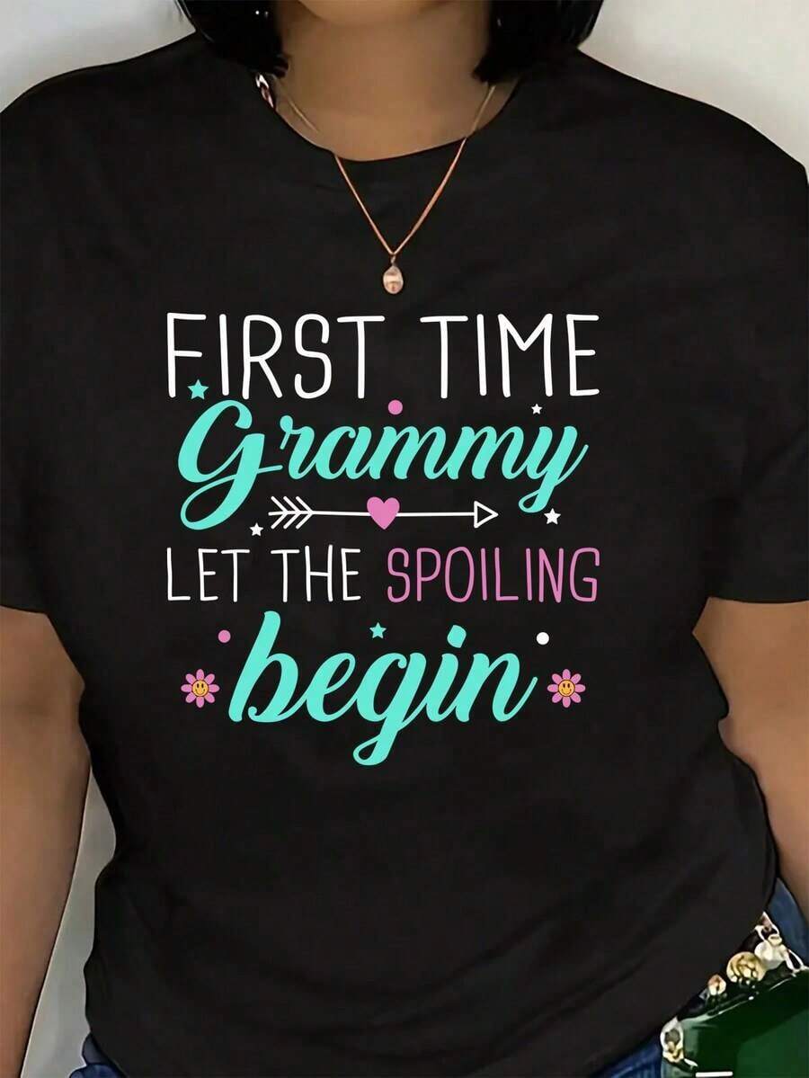 Women's Plus Size T-Shirt "First Grammy Award, Let's Enjoy It!" - Cute Letter And Flower Print, Short Sleeves, Crew Neck, Summer Top, Soft And Breathable Fabric, Machine Washable, Casual And Comfortable Style, Grammy Award Gift For A New Grandma, Casual Spring And Summer Wear, Colorful Heart Print, Comfortable For All Seasons, Fun Printed T-Shirt, For Mom At Home, Women's T-Shirt, Printed T-Shirt, Women's T-Shirt. Women's Blouses>Clothing - 黑色 - 查看 1