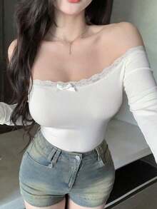 Camiseta ajustada para mujer con hombros descubiertos, con encaje y lazo de contraste, manga larga, top con hombros descubiertos - Blanco - Ver 7