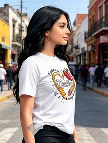 Limited Time Offer, Limited Quantities, Flash ! Women's Casual Shirts, Women's Polyester T-Shirts, Elegant Shirts. Printed T-Shirt With The Word "Teacher" In The Center And Surrounded By A Heart-Shaped Pencil, An Apple, And The Phrase "Teaching Is A Job Of The Heart" At The Top And Bottom. Printed Design, Colorful, Modern, Casual T-Shirt, Crew Neck, Short Sleeves, Ideal For School Or Work, Loose Fit, Fashionable, For Everyday Wear. - 白色 - 查看 3