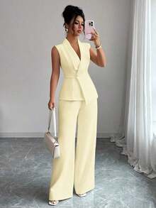Conjunto de oficina elegante para mujer, compuesto por una chaqueta blazer sin mangas con cuello y bajo asimétrico, con hebilla metálica en la cintura, combinada con pantalones de cintura elástica.Conjunto de 2 piezas elegante para primavera/verano, atuendo formal y de clase para mujer. - Amarillo claro - Ver 1