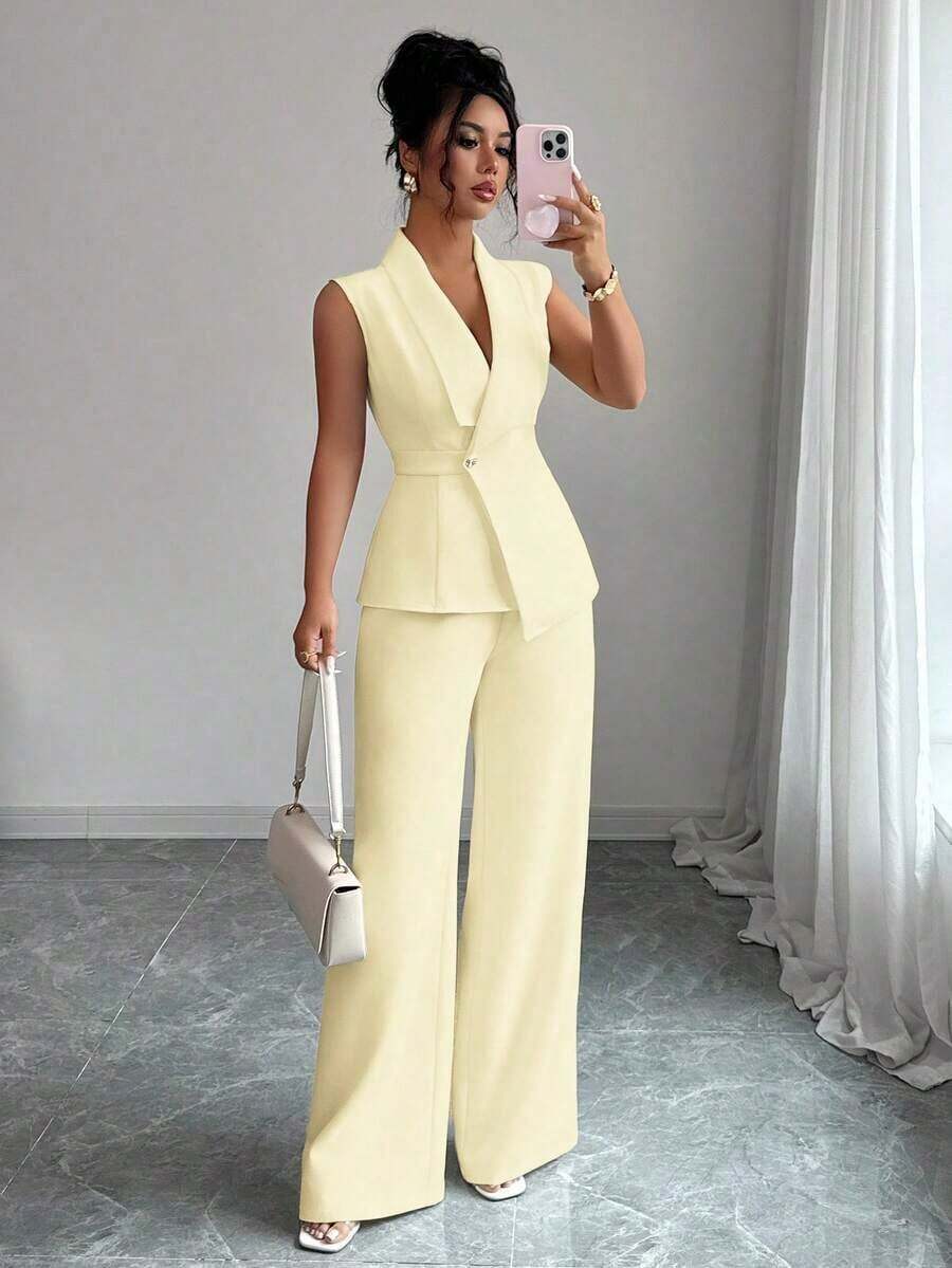 Conjunto de oficina elegante para mujer, compuesto por una chaqueta blazer sin mangas con cuello y bajo asimétrico, con hebilla metálica en la cintura, combinada con pantalones de cintura elástica.Conjunto de 2 piezas elegante para primavera/verano, atuendo formal y de clase para mujer. - Amarillo claro - Ver 1