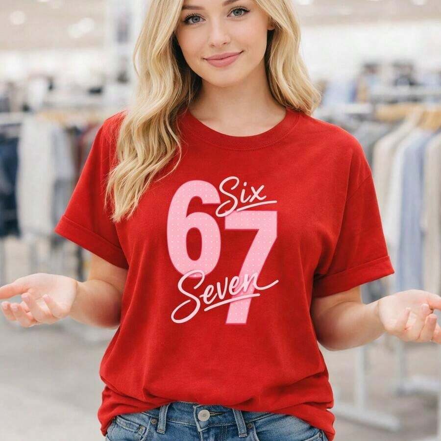 Women's Cotton T-Shirt, Round Neck, Short Sleeve, Loose Fit, With "67 Six Seven" Graphic Print, Casual Top For Everyday Wear, Sizes M-5XL, Soft And Breathable Cotton Fabric, Fashionable Oversized T-Shirt For Women. - 紅色 - 查看 1