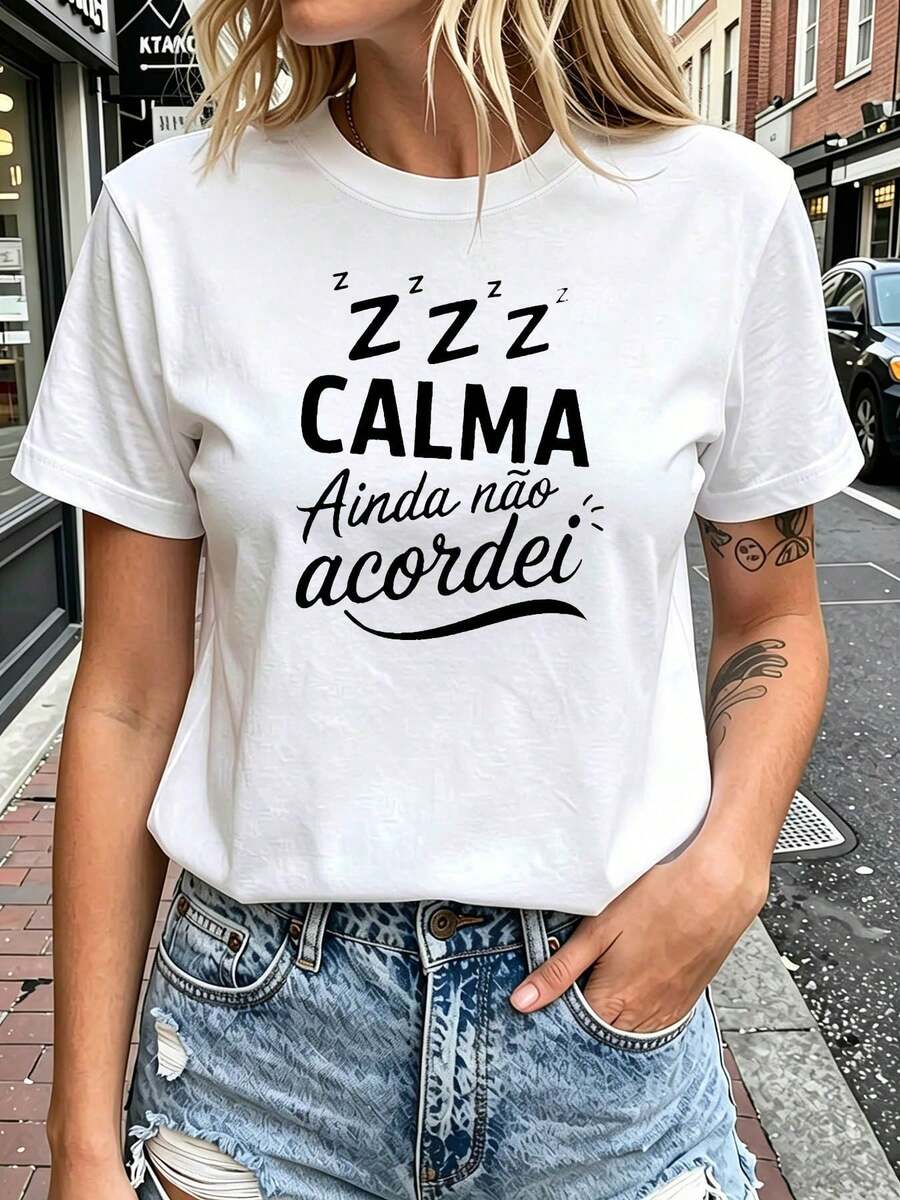 Portuguese Humorous Expression To Wake Up: CALM Ainda Não Acordei. Women's Plus Size Short Sleeve T-Shirt, Round Neck, Textured Print, Spring/Summer Fashion, Casual, Comfortable, Elegant, Humorous, Everyday Women's Clothing, Funny Outfit For Daily Work. - 白色 - 查看 1