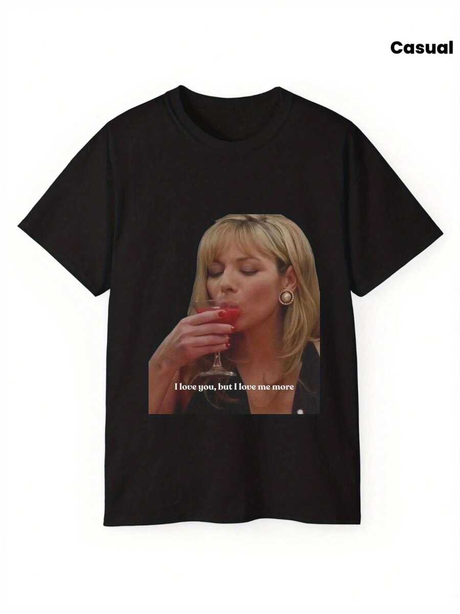 Men's T-Shirt With The Samantha Jones Logo And The Slogan "I Love You More" – A Casual Short-Sleeved Crew Neck T-Shirt, Suitable For All Seasons, With A Culturally Inspired Design, Unisex, Collectible, Sporty Style. Style, Outdoor Activities, Street Style, Fashionable, Attractive Weather, Casual Summer Wear, Party Set, Perfect For Vacation & Playtime, Great For Party & Family Holidays, Perfect For Daily Clothing Set & Gift. - 黑色 - 查看 1