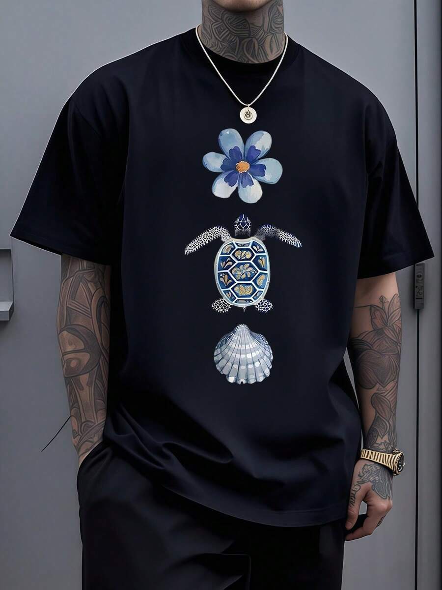 A Blue Flower Symbolizing Purity And Calm, Accompanied By A Turtle Representing Wisdom And Connection To The Ocean, And A Seashell Evoking Inner Peace And Balance. A Modern Men's T-Shirt For Everyday And Casual Wear, Elegant, Comfortable, And With Artistic Charm. - 黑色 - 查看 1