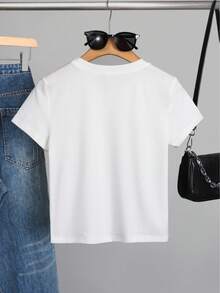 Camiseta de verano premium para mujer con estampado de temática religiosa, que muestra la imagen de una Madonna con una capa azul claro, rodeada de estrellas doradas y motivos florales azul claro. Camiseta de mujer de manga corta, cuello redondo, ajustada y de estilo casual para primavera/verano. - Blanco - Ver 2