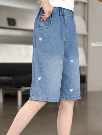 Quần short denim thường ngày cho bé gái, có túi và họa tiết trái tim thêu, dáng rộng ống quần, thích hợp mặc ngoài trời, độ tuổi 8-12.