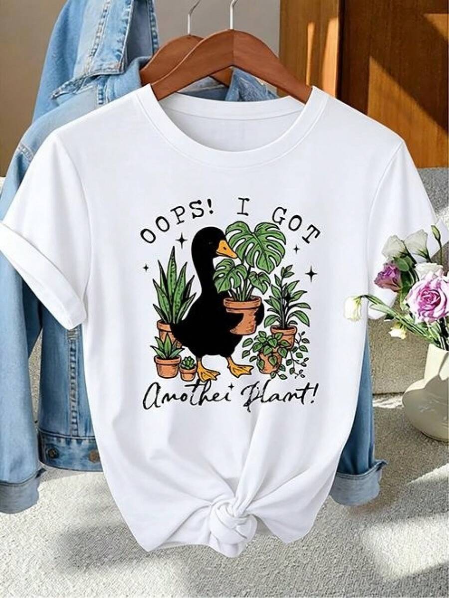 Essential White Casual T-Shirt With A Print Of Ducks And Potted Plants. This Stylish Short-Sleeved, Crew-Neck Tee Is Perfect For Everyday Summer Wear. The Soft, Comfortable Fabric Makes It An Excellent Gift For Easter Or Mother's Day. Made From Soft Cotton For Everyday Wear. - 白色 - 查看 1