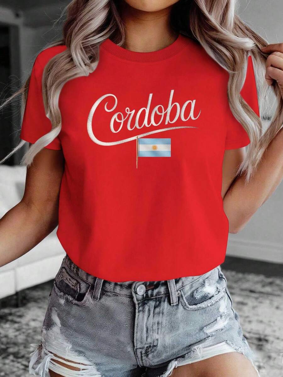 Camiseta cómoda de color sólido para mujer, con la fuente Cozy Comfy Lounge Cordova combinada con la bandera argentina, estilo pastel, un imprescindible para viajeros y fans argentinos, ropa de casa suave y relajada Cordova Travel. - Rojo - Ver 1