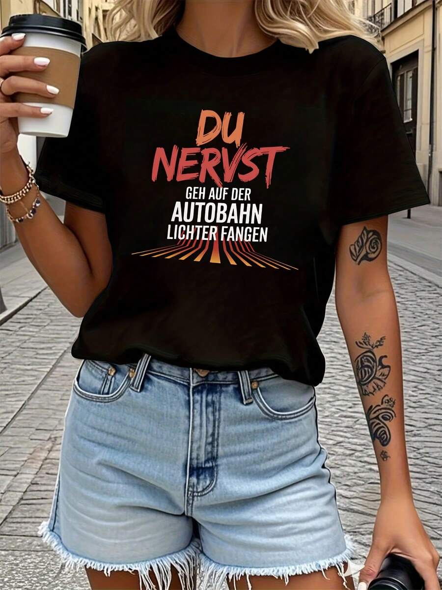 A Casual Essential For Spring/Summer, This Women's Short-Sleeved Crew Neck T-Shirt Features A German Text Print: "DU NERVST EH AUF DER AUTOBAHN LICHTER FANEN". Perfect For Casual Outings, Holiday Gifts, And Stylish Outfits For Get-Togethers With Friends. Made From Soft Cotton For Everyday Wear. - 黑色 - 查看 1