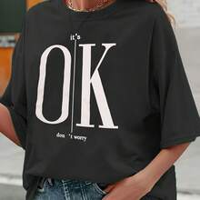 Camiseta Motivacional "Está Bien" para Mujeres Tallas Grandes - Negra con Letras Blancas, Cuello Redondo, Diseño Minimalista, Cómoda y Fácil de Lavar, Ropa Versátil para Todas las Estaciones - Negro - Ver 1