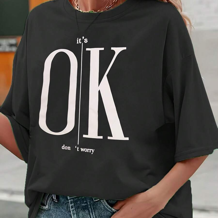 Camiseta Motivacional "Está Bien" para Mujeres Tallas Grandes - Negra con Letras Blancas, Cuello Redondo, Diseño Minimalista, Cómoda y Fácil de Lavar, Ropa Versátil para Todas las Estaciones - Negro - Ver 1