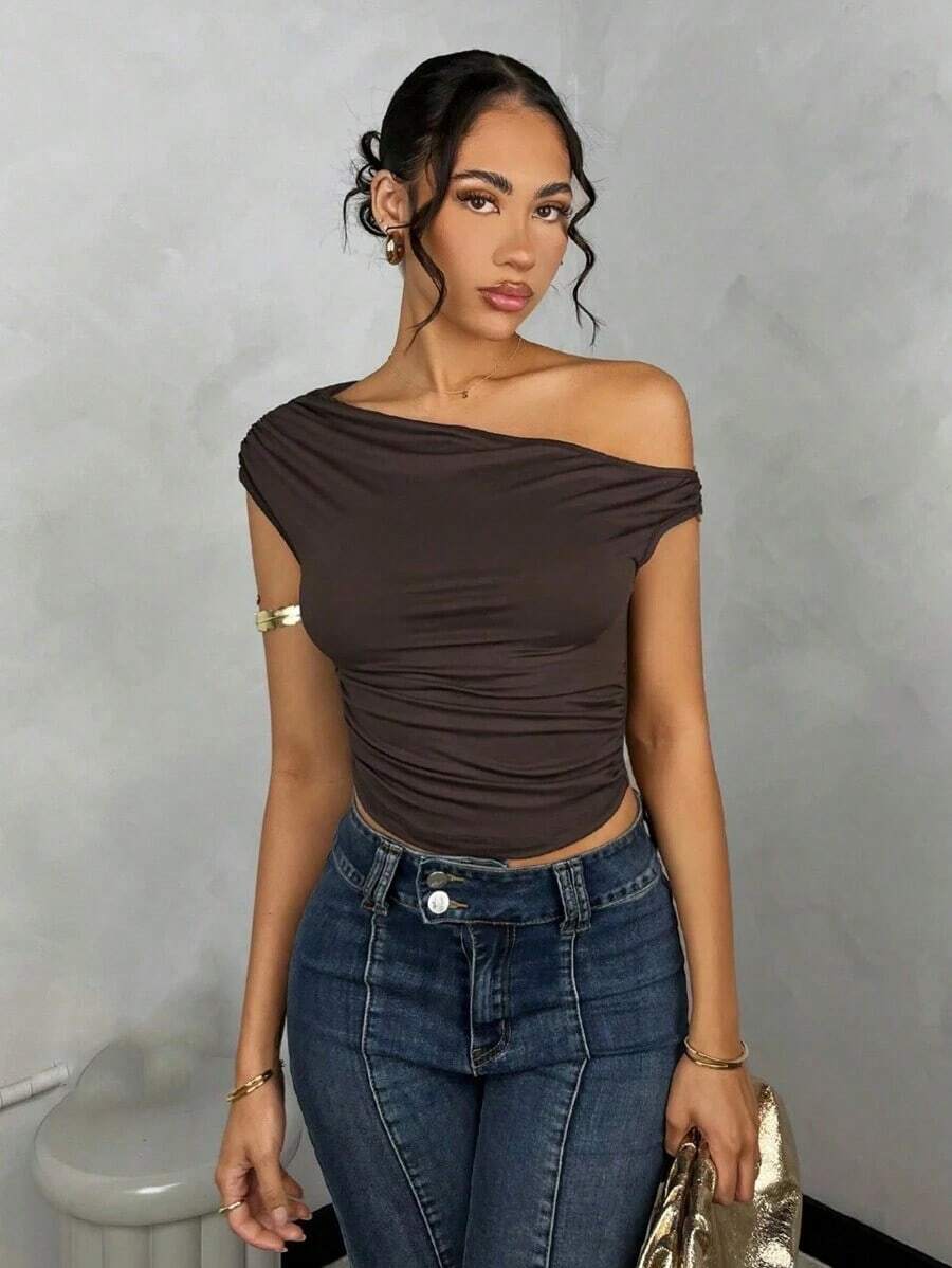Blusa de verano de unicolor con hombro asimétrico y fruncido para mujer - Café integral - Ver 1