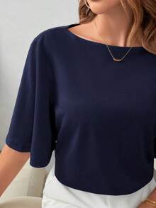 Camiseta elegante y minimalista de mujer con cuello de barco, hombros caídos y mangas cortas, de unicolor - Azul marino - Ver 6