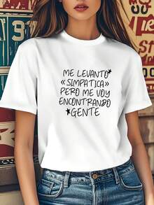 Camiseta holgada estilo Y2K, texto en español "ME LEVANTO ?SIMPATICA?" "PERO ME VOY ENCONTRANDO GENTE" es un texto divertido, autocrítico, amistoso y con un toque de humor. Esta camiseta blanca de manga corta y cuello redondo para mujer presenta un diseño elegante, retro y con estilo. Es favorecedora y estiliza cuando se usa sola, y sencilla y elegante cuando se combina con otras prendas. Es una camiseta versátil, duradera y básica, adecuada para el uso diario informal. Estampado gráfico, ropa de calle de verano. - Blanco - Ver 1