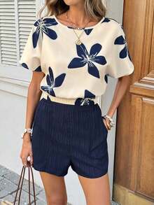 Conjunto de 2 piezas casual y elegante para primavera/verano con blusa de cuello redondo con estampado floral vintage y dobladillo recogido, y shorts con bolsillo con volante en la cintura - Multicolor 8 - Ver 3