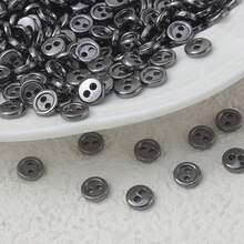 50/100/200 piezas de 6mm/0,23 pulgadas Botones metálicos redondos de nariz de cerdo delicados de color gris plateado con 2 agujeros, adecuados para decoración de ropa de muñecas BJD, botones DIY hechos a mano para uso diario, muñecas, juguetes y accesorios - Mini botones - Ver 9