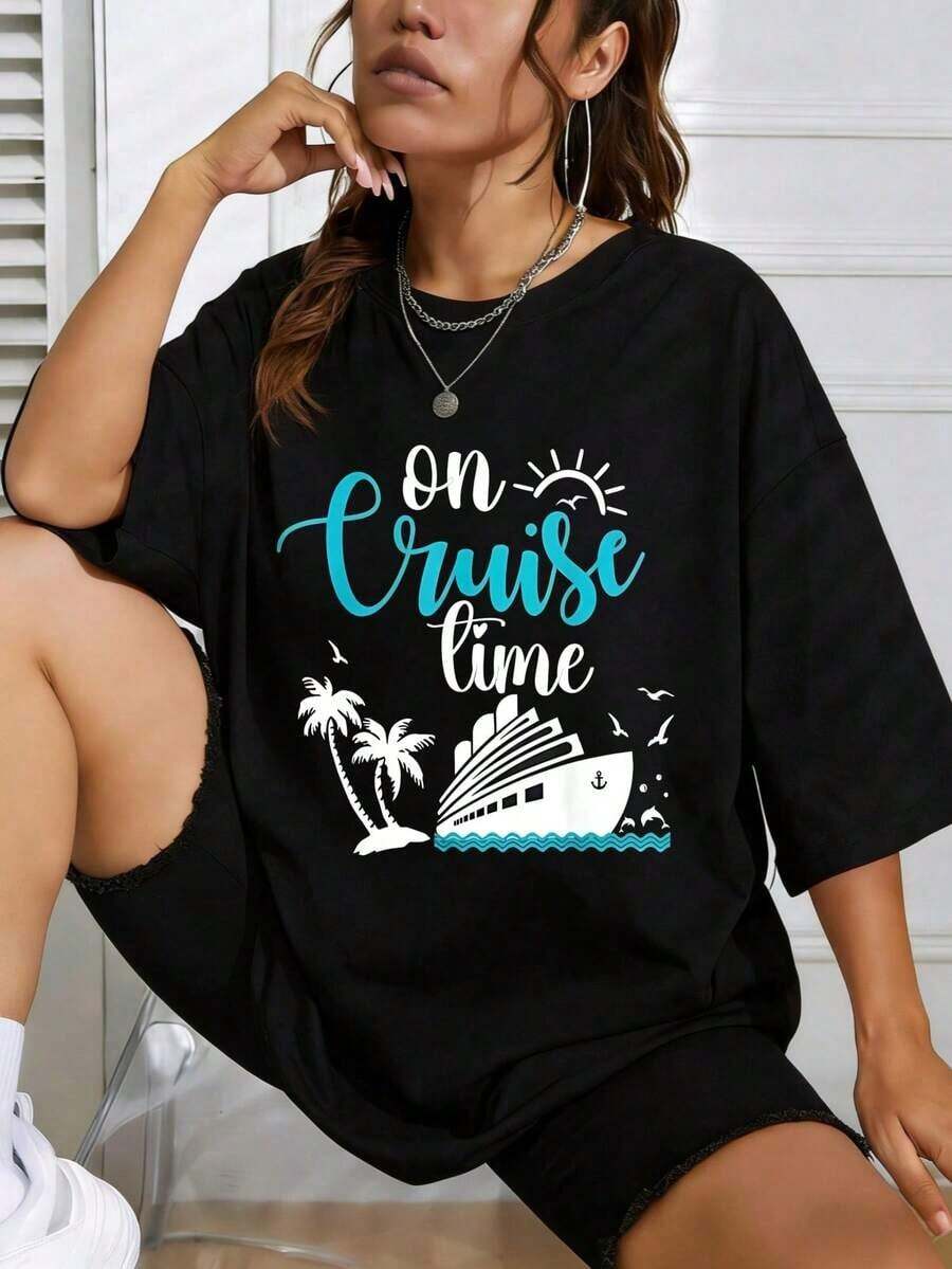 Women's Oversized Cotton T-Shirt With A Fun 'On Cruise Time' Graphic Print. This Casual Summer T-Shirt Is Perfect For The Beach And Cruises, Featuring A Crew Neck And Short Sleeves. Ideal For Everyday Wear, It Makes A Great Gift For Friends And Family. Made From 100% Cotton With A Youthful And Modern Design, This Casual Women's Top Is A Stylish Choice. - 黑色 - 查看 1