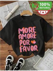 100% Algodón Premium 180g : T-shirt de algodón 100% con diseño gráfico trendy: More Amore Por Favor en tonos vibrantes, estilo urbano y cómodo. Ideal para destacar con un toque romántico y chic en tus looks casuales. Perfecto para expresar amor y buen rollo diario. Imprescindible en moda mexicana actual.. Ropa de Moda Casual Suave y Transpirable para Diario - Negro - Ver 1