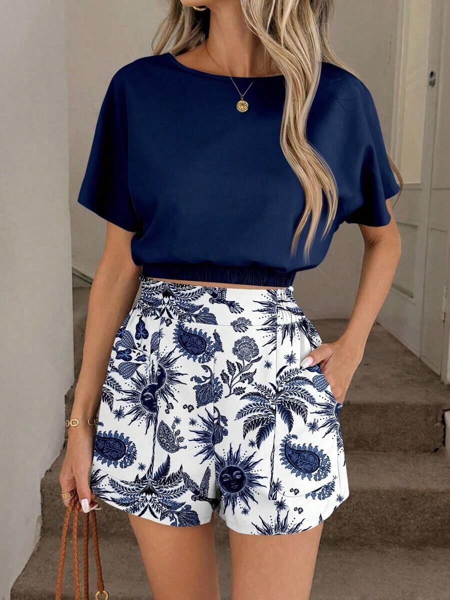 Conjunto de 2 piezas casual y elegante para primavera/verano con blusa de cuello redondo con estampado floral vintage y dobladillo recogido, y shorts con bolsillo con volante en la cintura - Multicolor 19 - Ver 1