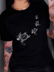 Sea Turtles Swimming In Harmony Symbolize The Connection With Nature And The Serenity Of The Ocean, Inspiring Calm And Positive Energy. A Comfortable, Modern, Casual Women's T-Shirt For Everyday Wear. - 黑色 - 查看 8