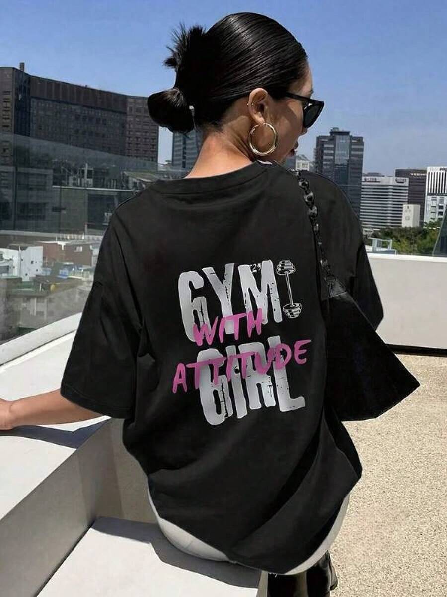 1 Pieza Camiseta Unisex Holgada 180g 100% Algodón Puro, Camiseta única y moderna para mujer estilo y2k con diseño llamativo "GYM WITH ATTITUDE" perfecta para ir al gimnasio o combinar en tu día a día. Haz una declaración de estilo con esta prenda esencial que resalta tu personalidad y amor por el fitness. Cómoda y versátil para escuela, trabajo, salidas y eventos casuales - Negro - Ver 1
