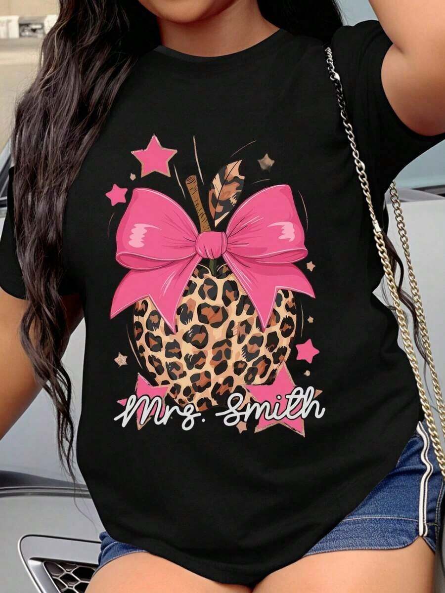 Personalized Women's T-Shirt "Mrs. Smith" With Leopard And Pineapple Print, Pink Bow And Stars, Casual Summer Top For Women, Ideal For Wedding Or Bridal Party Gift - 黑色 - 查看 1