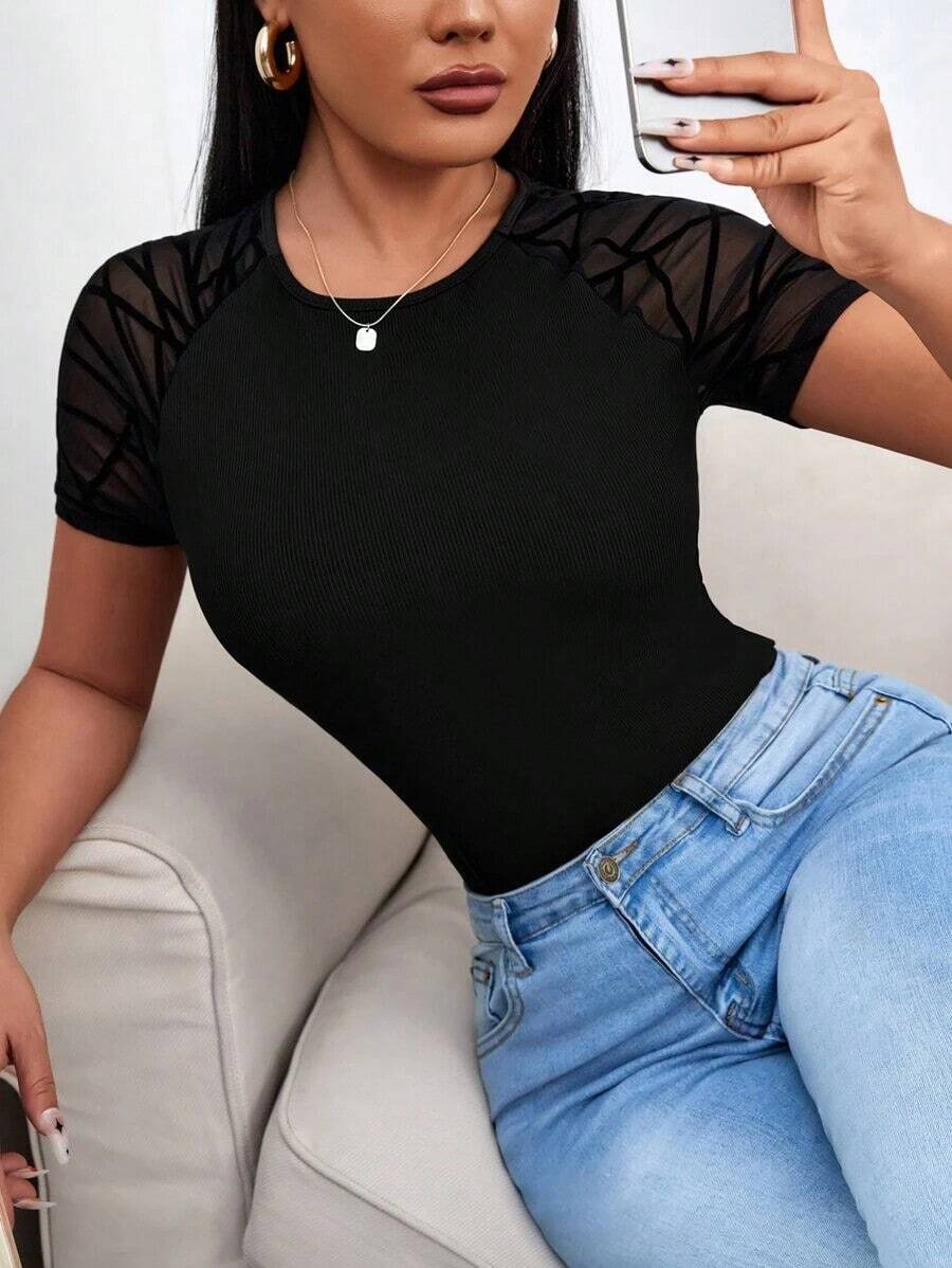 Camiseta gráfica para mujeres con mangas raglán de malla geométrica con contraste - Negro - Ver 1