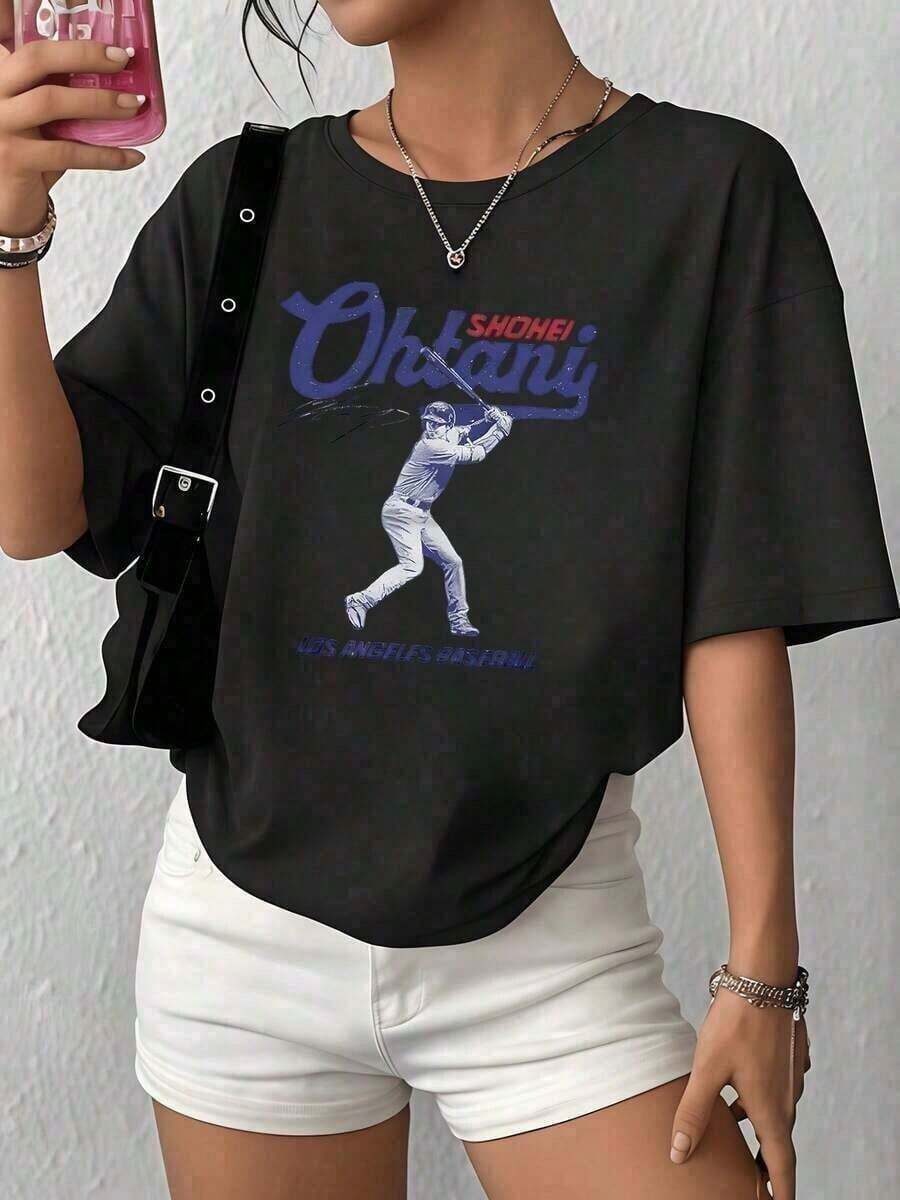 Women's Pure Cotton Printed Short-Sleeve T-Shirt, Women's Pure Cotton Printed T-Shirt, Motion Baseball Player Graphic Symbolizing Strength, Passion, And Sportsmanship With Artistic Lettering, Los Angeles Baseball Women's T-Shirt, Soft And Comfortable Cotton For Everyday Wear, Blouses, Pretty, 100% Cotton - 黑色 - 查看 1