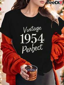 Camiseta Estampada para Mujer con Gráfico Vintage 1954 y Luces Festivas - Camiseta Casual de Manga Corta y Cuello Redondo, Corte Relajado para Todas las Estaciones, Perfecta para el Uso Diario o Atuendos de Vacaciones (Lavable aáquina), Aporta un Toque Retro y Festivo a Tu Look. - Negro - Ver 6