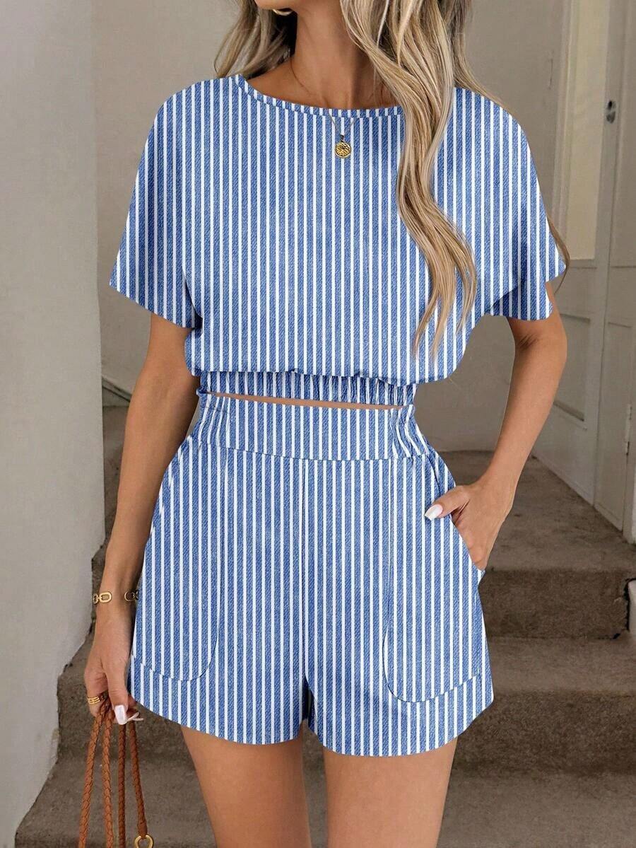 Conjunto de 2 piezas casual y elegante para primavera/verano con blusa de cuello redondo con estampado floral vintage y dobladillo recogido, y shorts con bolsillo con volante en la cintura - Multicolor 11 - Ver 1